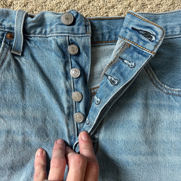Levi’s 501 Button Fly Mid Rise Distressed Frayed Hem Jean Shorts - Size 31 - Picture 2 of 5